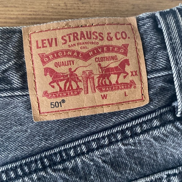 Levi’s vintage style black jean wedge cutoff shorts - Picture 2 of 6